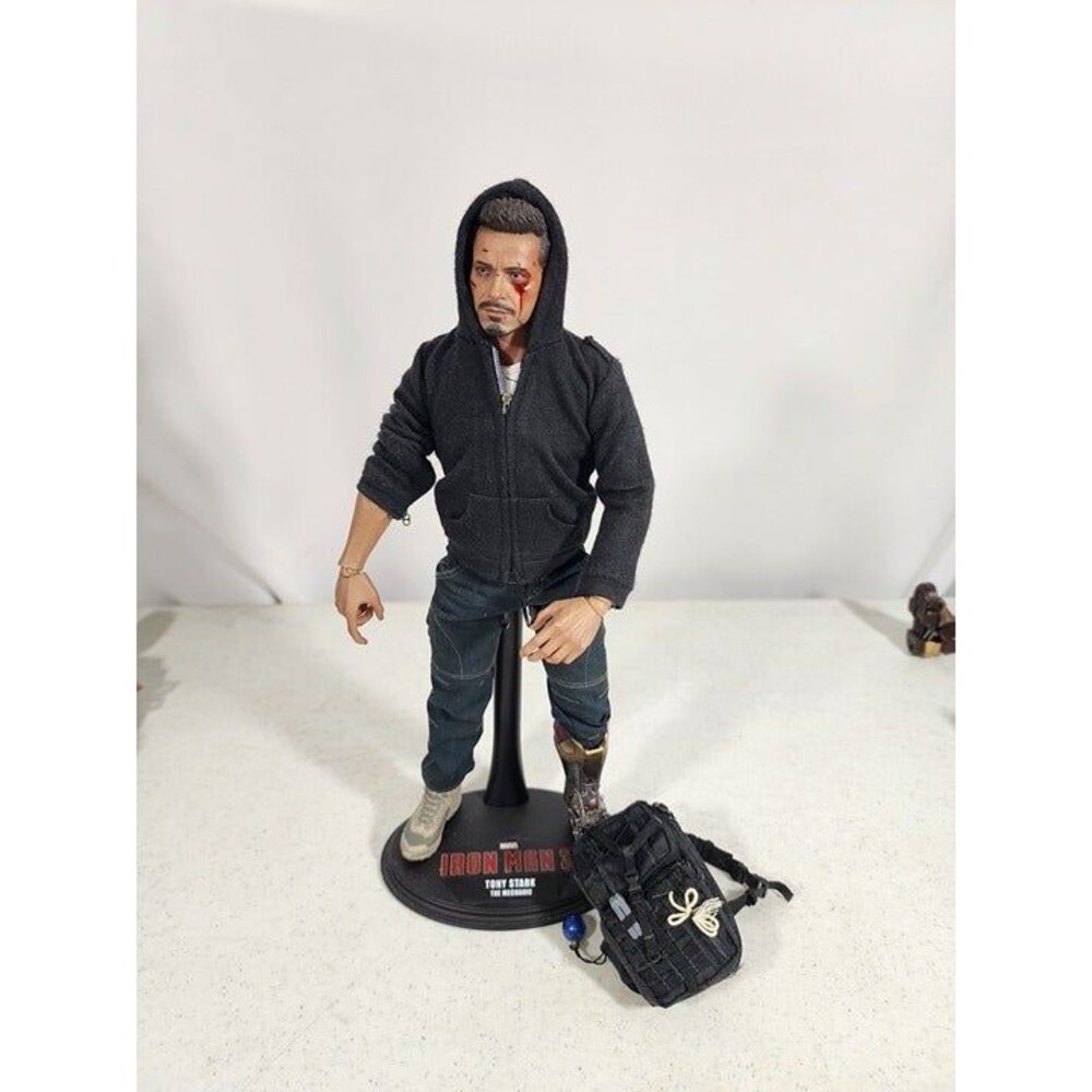 Hot Toys TONY STARK (THE MECHANIC)
